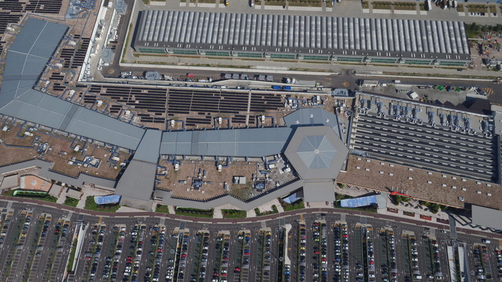 The 1.4 MW installation with Solar Frontier`s CIS modules powers air condition and lighting of the Il Centro shopping center in Arese. - © Solar Frontier
