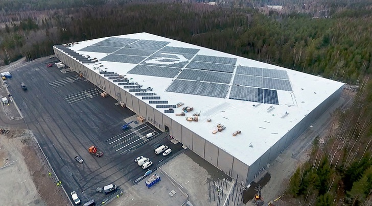 The new logistics center of online pharmacy Apotea has the country’s largest rooftop PV system to date. The building in Morgongåva is almost carbon neutral. - © IBC Solar
