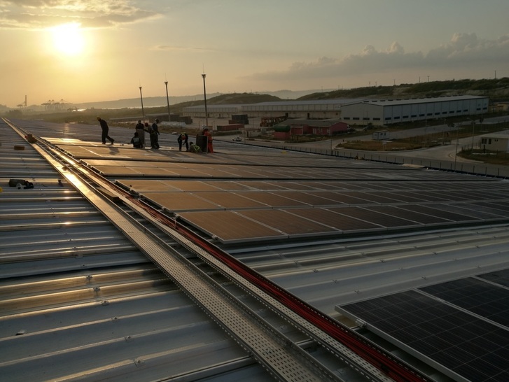 The PV installation with 1,25 MW and 2x605 kW is build on top of warehouses in  the province of Artemisa. - © AEG/Solar Solutions
