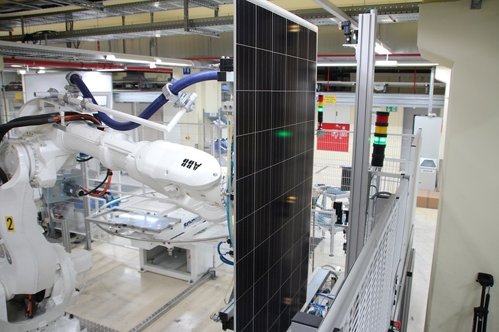 New sensors minimize errors before the solar modules are framed in Astronergy's German manufacturing plant in Frankfurt/Oder. - © Astronergy
