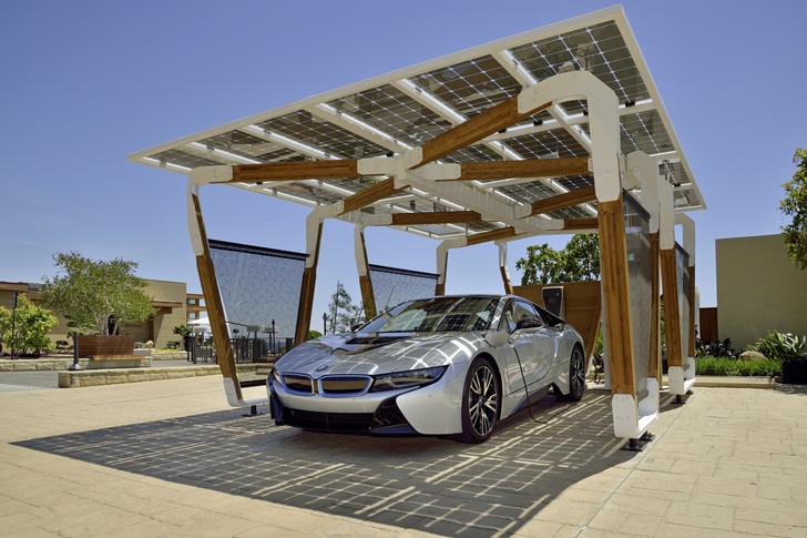 The system uses real-time solar power data and home energy data supplied by Solarwatt and Kiwigrid. The solar carport is from Solarwatt, too. - © BMW i
