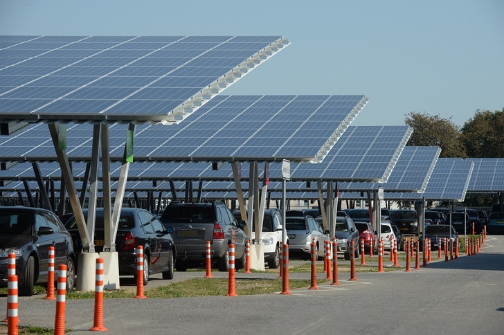 66 solar carports with 4 MW for 1,350 vehicles have been installed at Weeze Airport in Germany. - © Gottfried Evers
