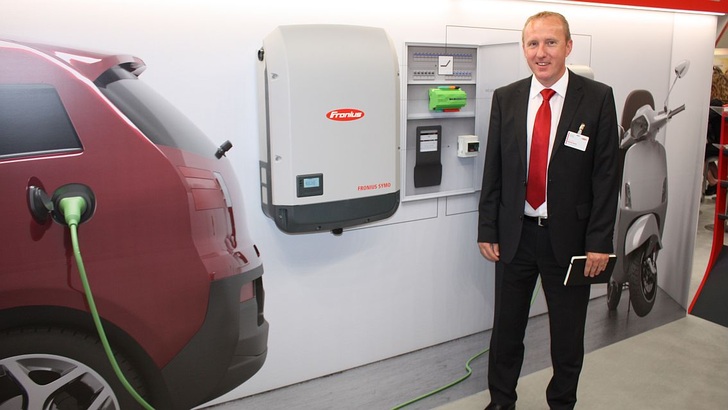 Martin Hackl of Fronius shows a fine solution to use solar energy for electric cars directly. - © Heiko Schwarzburger
