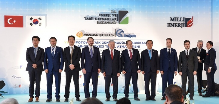 Starting from third person left to right: Howoo Shin, Senior Vice President and MEA Sales Head at Hanwha Q CELLS, Turkish Minister of Energy and National Resources, Berat Albayrak, Prime Minister of the Republic of Turkey, Binali Yildirim, and Orhan Cemal Kalyoncu, Chairman of Kalyon - © Hanwha Q Cells
