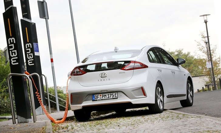 EnBW service charging station for the new Hyundai IONIQ Elektro. Two cars can be loaded simultaneously. - © EnBW/Alexander Sell
