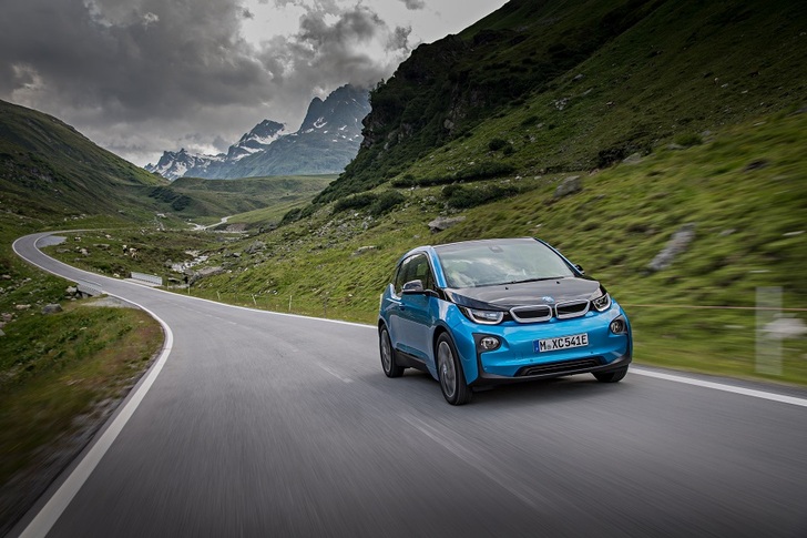 The upgraded electric car BMW i-3 has a driving range of 200 kilometers in every-day-conditions. - © BMW
