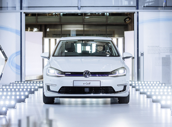 Electric cars: Volkswagen is to produce the new e-Golf at the Transparent Factory in Dresden/Germany with a stronger battery capacity of 35.8 kWh. - © Volkswagen AG
