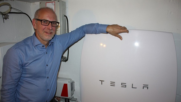 Energy storage: Thomas Koch with his Tesla Powerwall in the cellar of his house. - © HS
