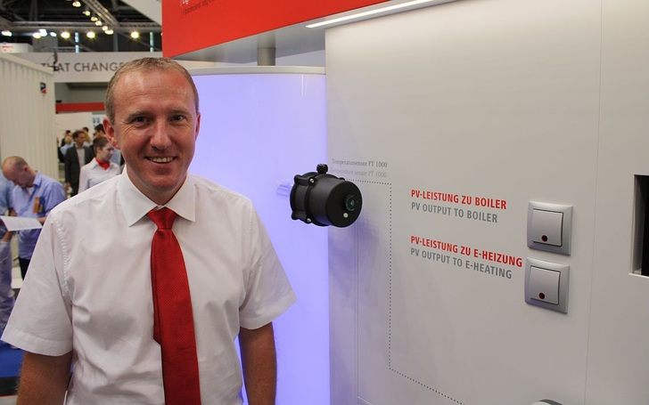 Solar expert Martin Hackl of Fronius shows the new Ohmpilot. - © HS
