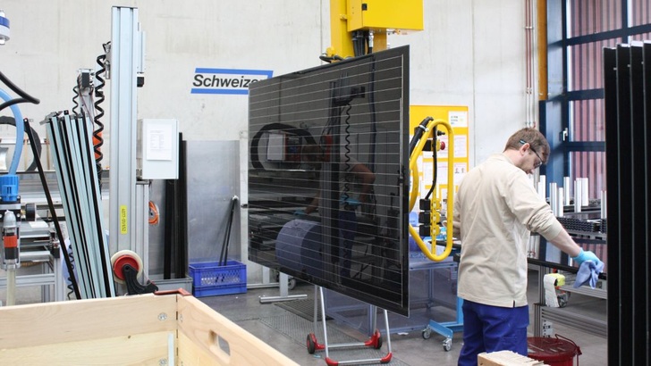 Module framing in Hedingen, the factory of Ernst Schweizer AG. - © HS
