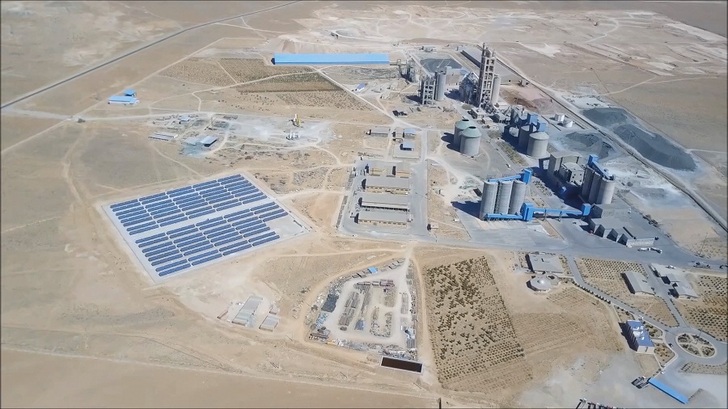 The 1.5 MW PV system at the Iranian Shahrekord Cement Company is located 2,300 meters above sea level. - © Fronius
