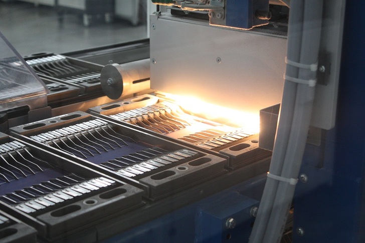 Solar modules production at Heckert Solar. At Intersolar Europe the German based manufacturer will presents monocrystalline solar panels with five busbars and higher yield. - © Heckert Solar
