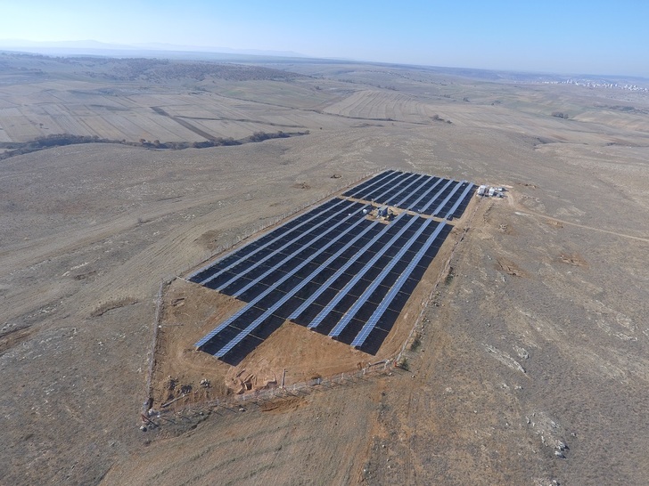 The ground-mounted 1.1 MW PV installation in Eskişehir will produce 1.7 million kWh of solar power per year for grid feed-in. - © IBC Solar
