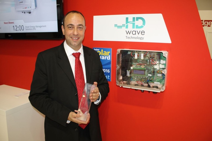 Lior Handelsman of SolarEdge was proud to get the Intersolar Award - the second after 2012. - © HS
