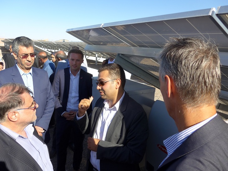 Intensive discussions at the opening of the new solar park in Rafsanjan last week, in the centre Mohammad Ali Pouramiri  of installing company Mehrabad Renewable Energy, - © H.C. Neidlein
