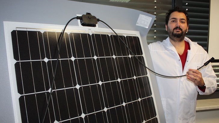 Firat Aytas of OC3 shows the new and very lightweighted solar module. - © Heiko Schwarzburger
