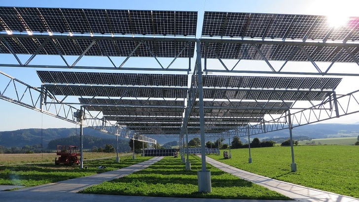 The pilot installation near Lake Constanze, the solar modules are 5.5 metres above ground level. - © Fraunhofer ISE
