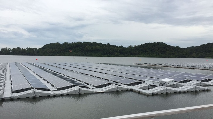 Phoenix Solar already tested a successfully a floating test array in Singapore. Now further testing starts. - © Phoenix Solar
