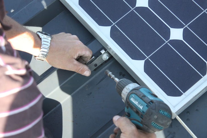 Using the clamp allows PV modules to be mounted directly on the trapezoidal sheet metal. - © Schletter
