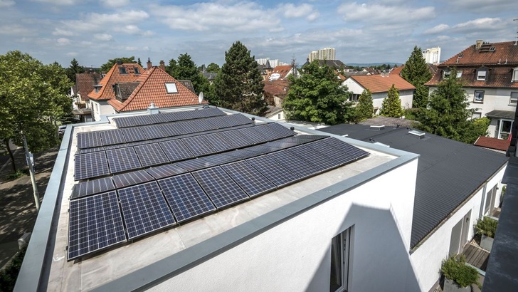 18.62-kilowatt photovoltaics array on the flat roof. The 76 panels are mounted in an east-west orientation and at an inclination of ten degrees. - © Panasonic/Heike Rost
