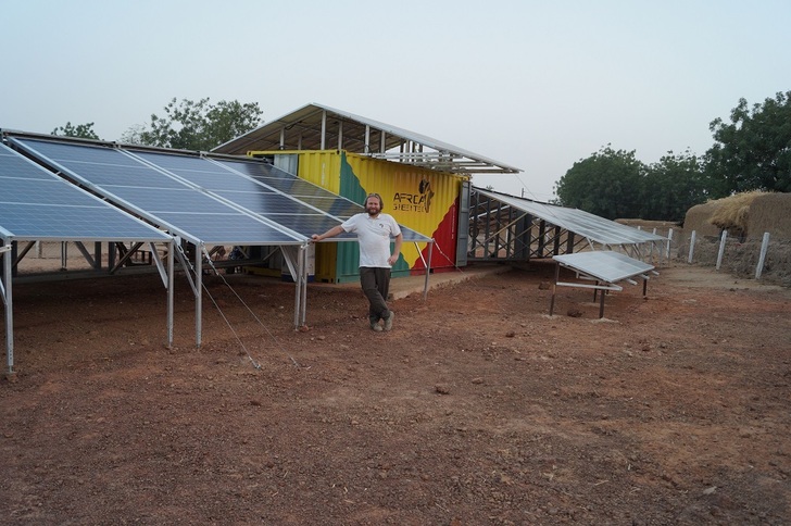Solar plus energy storage systems powers villages in Mali for €0.20 kWh, 75 percent cheaper than with diesel generators. - © Tesvolt
