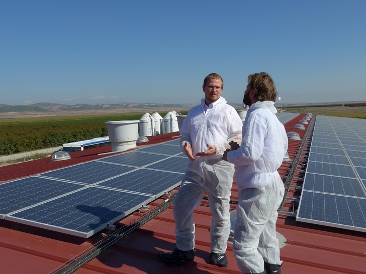 David Hanek, Product Manager Solar Energy at Fronius (left) in Algerri. - © HCN
