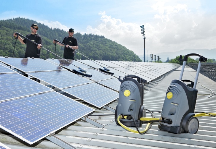 Solar modules: competent experts with the right equipment can clean some hundred square metres per hour. - © Kaercher

