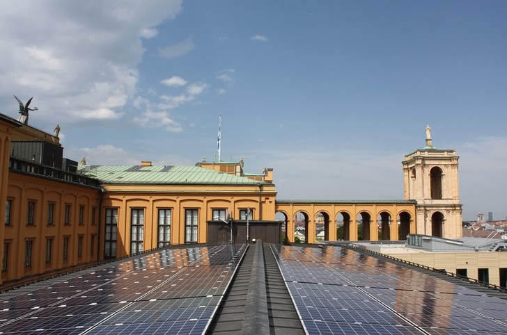 A total of 362 PV panels each with a capacity of 235 W was installed on the Bavarian parliament. - © Schletter Group
