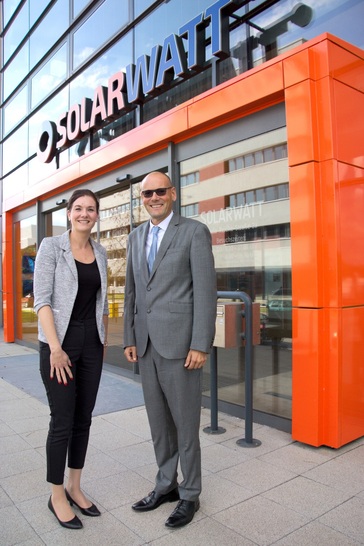 Alina Baer, International Sales Manager at Solarwatt and Martin Cordes, General Manager at Solar Energy Systems, look forward to the cooperation in Poland. - © Solarwatt

