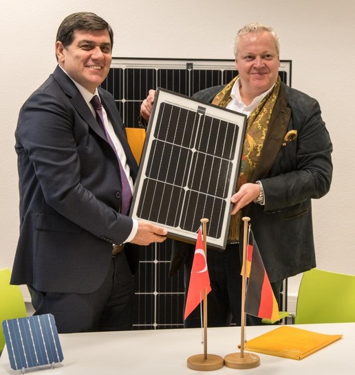 Ismet Ersoy, managing director of Inosolar and Frank Asbeck, mangaging director of SolarWorld Industries. - © SolarWorld/Detlev Mueller
