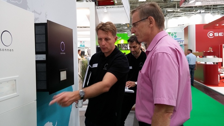 Sonnen`s UK country manager Martin Allman explains the company`s battery and energy management system at Intersolar Europe 2016 in Munich at pv Europe`s pv Guided Tours. - © HCN
