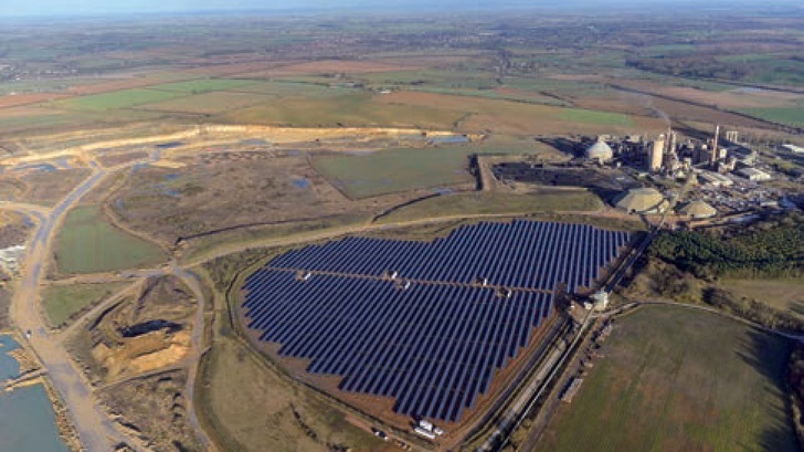 12 MW Ketton Cement Solar Farm in UK is another example for an sucessful onsite private wire PPA, listeted in the new report of SolarPower Europe. - © Lark Energy

