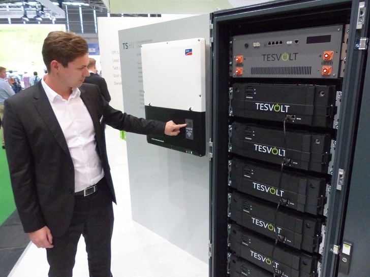 Simon Schandert, CTO of Tesvolt, with the high-voltage storage system TS HV 70. - © Tesvolt
