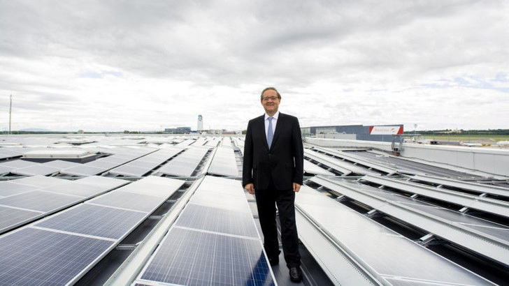 Last year, the operating company of Vienna Airport already installed two photovoltaic plants. CEO Günther Ofner presents the generator on the roof of Hangar 7. - © Flughafen Wien AG
