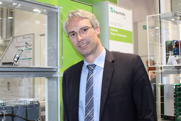 Dr Matthias Vetter of Fraunhofer ISE explains which role the voltage of a battery plays - © Heiko Schwarzburger
