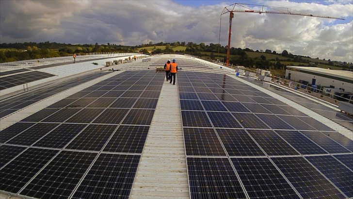 UK's biggest community-owned rooftop installation in Banbury - get this and your other weekly solar highlights from your pv Europe newsletter, subscribe now. - © Low Carbon Hub
