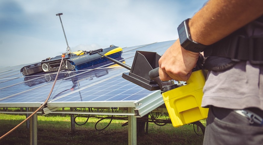 The mobile solar cleaning robot can be operated by one person.