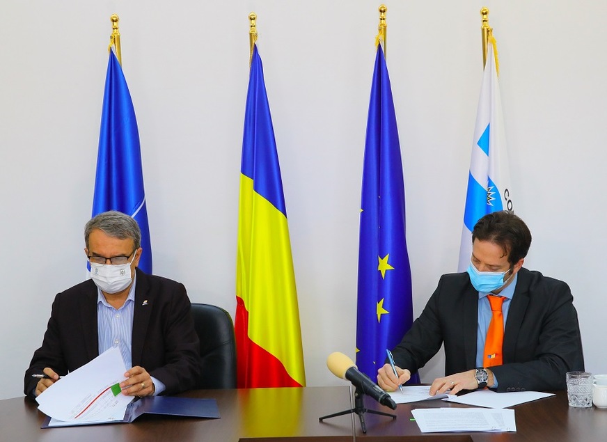City Mayor Mr Vergil Chiteac (left), with CEO of New Kopel Car Import, BYD’s partner in Romania, Mr Tal Lahav at the signing ceremony (right).