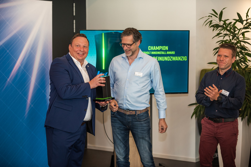 Sven Huntemann and Christian Löffler (right) hand over the prize to Klaus Schleicher.