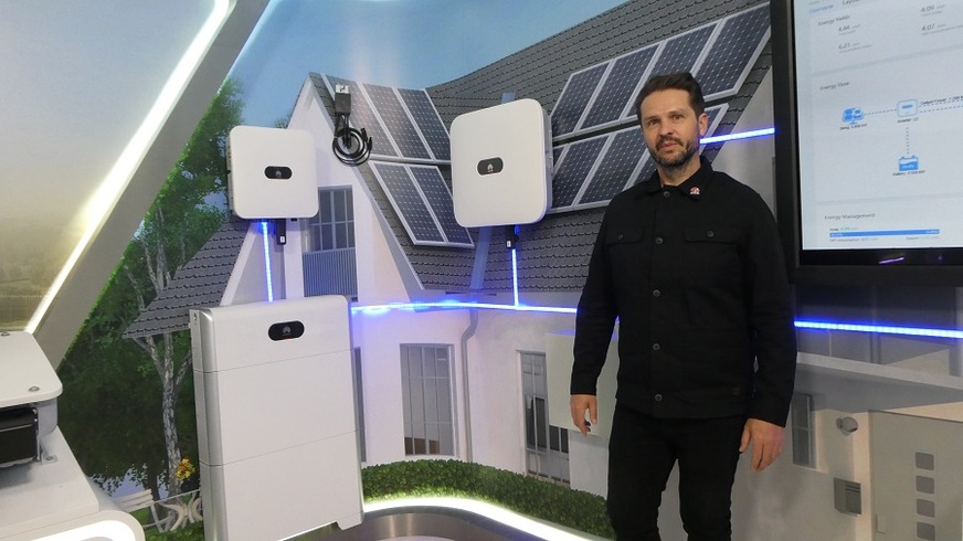 Dieter Jauch, Product Manager at Huawei, explains the new LUNA2000 storage system in the company`s showroom in Nuremberg/Germany.