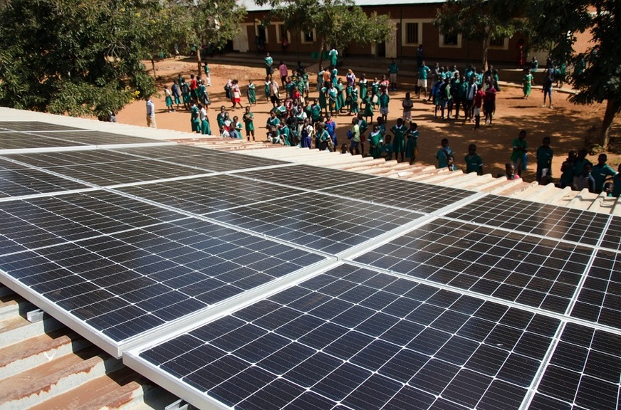 A 7.2 kW PV system, is installed on the school, combined with a 19.3 kWh battery storage system and a hybrid inverter of Ingeteam.