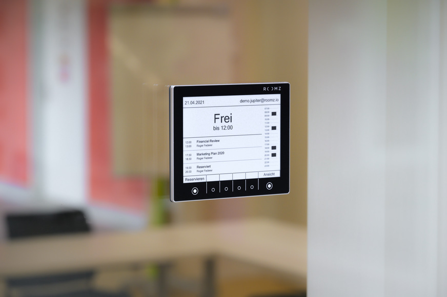 Managing workspaces: Roomz´s wireless displays optimize the use of meeting rooms.