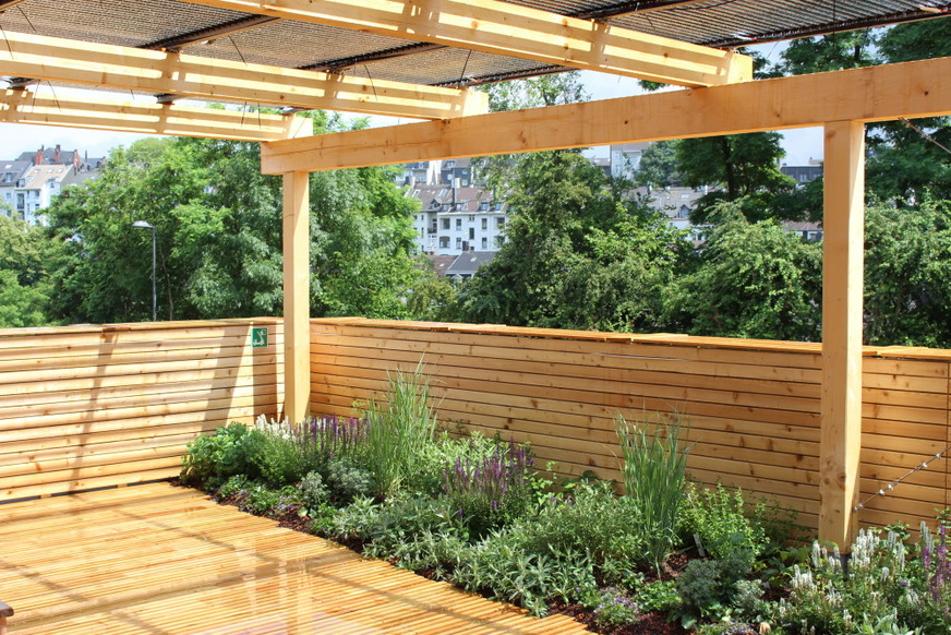 PV tubes can be combined with different types of intensive green roof, such as this roof garden with PV pergola in Wuppertal.