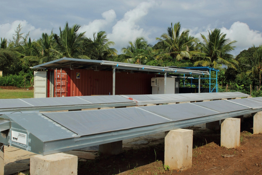 The SolCoolDry system consists of two tunnel dryers and a photovoltaic system (on the container roof) as well as the ice machine.