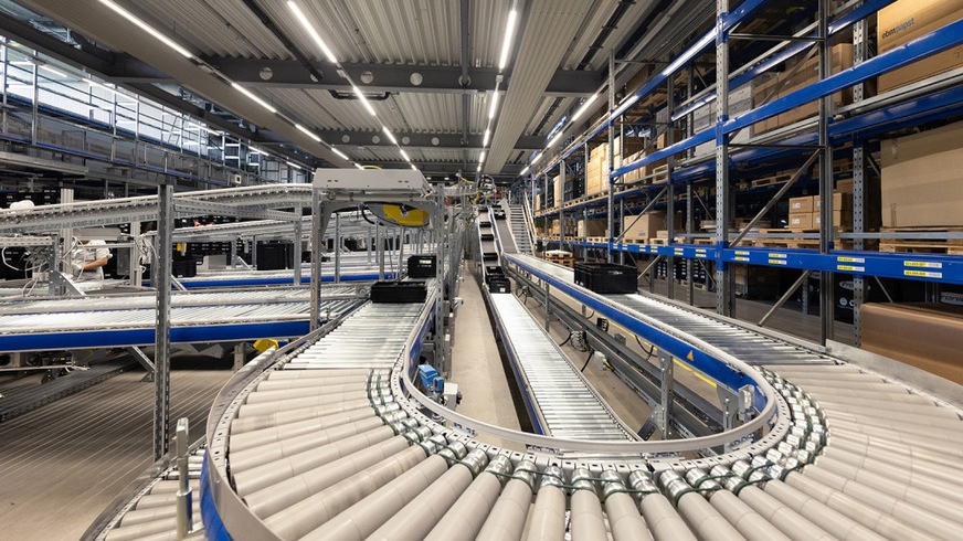 Automated transport line in the Fronius production facility in Sattledt.