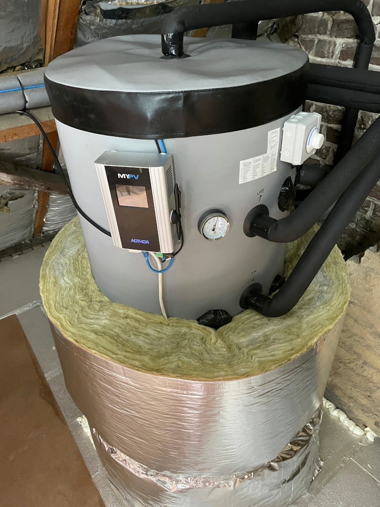 The heat storage tank is warmed by a heating rod, controlled by an AC Thor power controller.