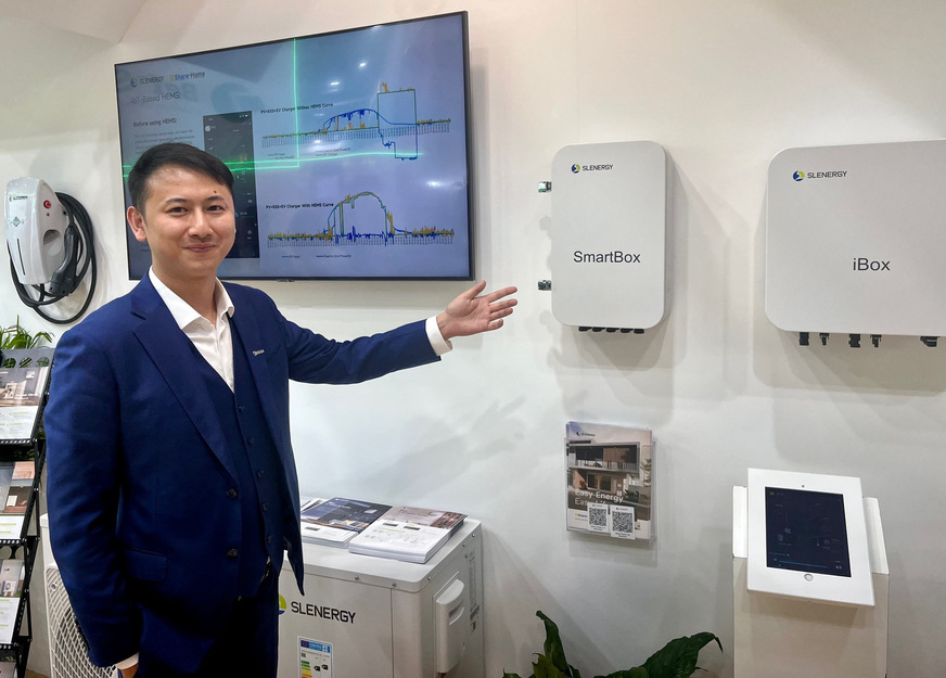 Touareg Tong, President Overseas Sales Center of Slenergy shows the new iShare-Home.