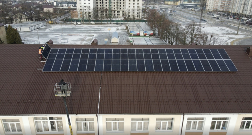 Installation of the 20 kW PV system, which is complemented by a 40 kWh battery storage system.