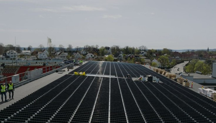 The vertical panels on the stadium in Oslo have a higher energy yield in winter months.