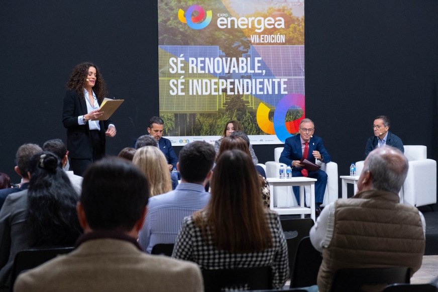 General Director of DH2 Energy, Marcos López-Brea Baquero (right), at the Green Hydrogen panel held at the Expoenergea fair, in Badajoz.